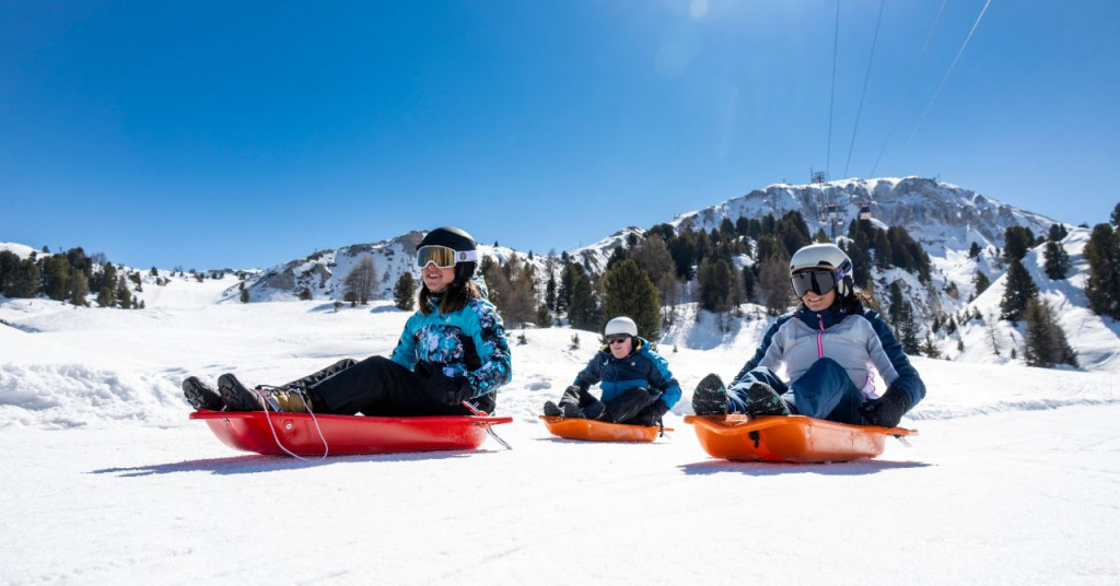 Trois personnes faisant la Colorado Luge