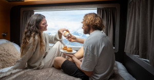 Over the moon - Couple qui déjeune avec vue sur le Mont Blanc
