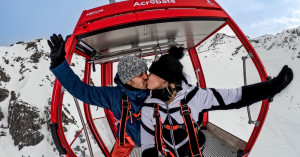 Aérolive - Couple qui s'embrasse dans une cabine à ciel ouvert