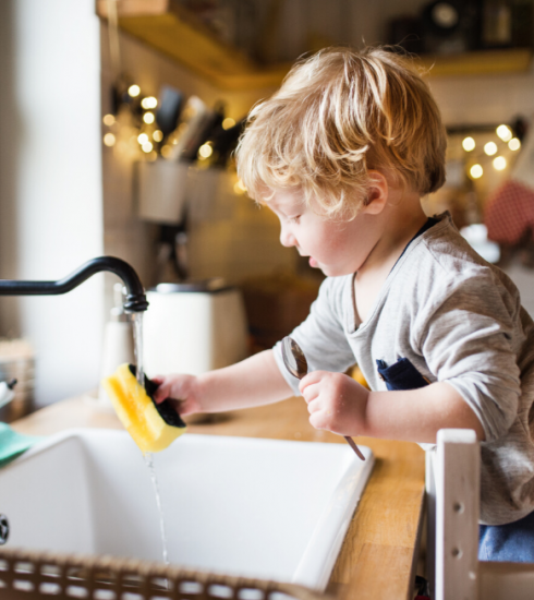 Confinement : comment transformer vos enfants en alliés ménagers ?