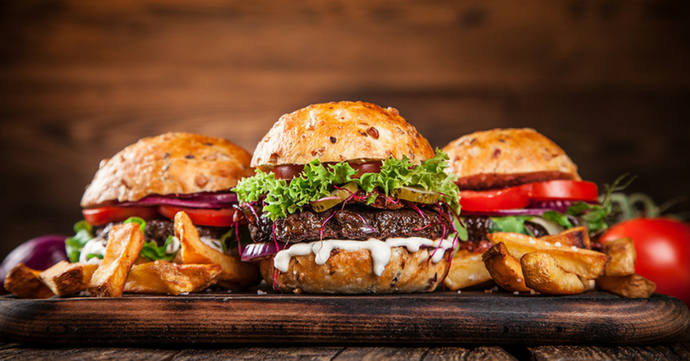 Pour son anniversaire, le Hard Rock Cafe distribue des burgers gratuits (ou presque)!