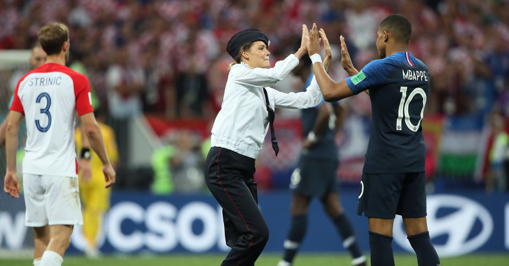 Coupe du Monde 2018: quand Kylian Mbappé checke une Pussy Riot