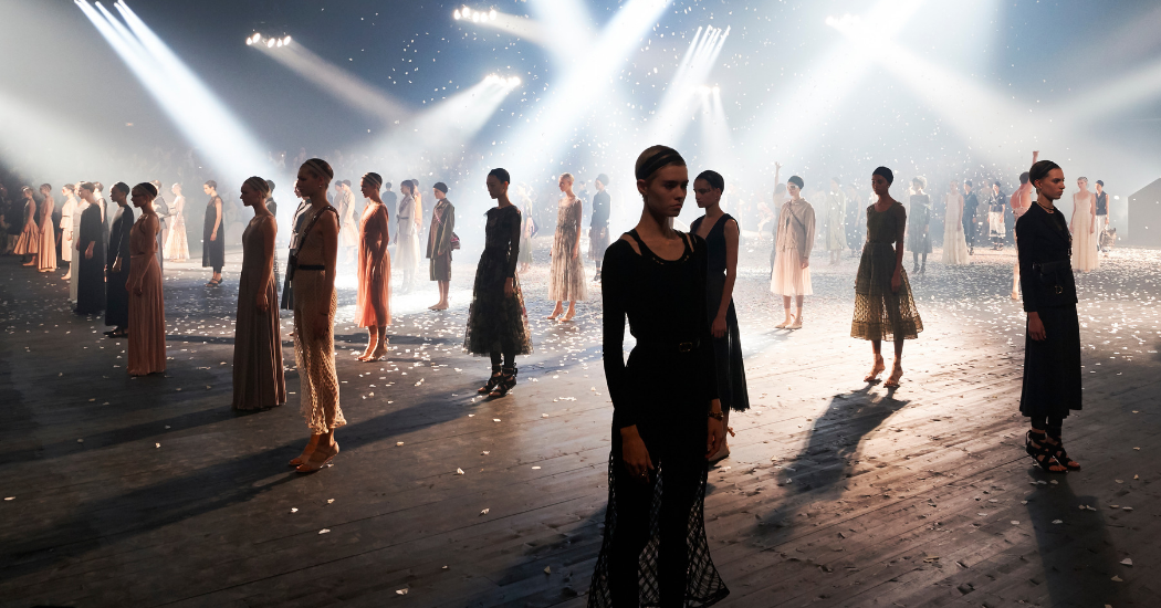 Dior ouvre la Fashion Week de Paris avec une chorégraphie époustouflante