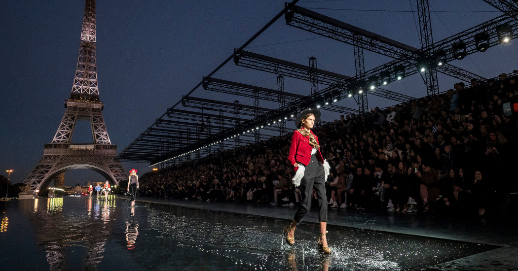 Paris Fashion Week: on a marché sur l’eau avec Yves Saint Laurent (en images)