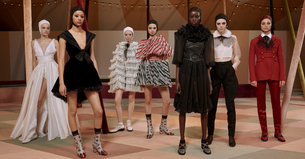 Magic Circus : retour sur le défilé Dior Printemps-été 2019 haut en couleurs