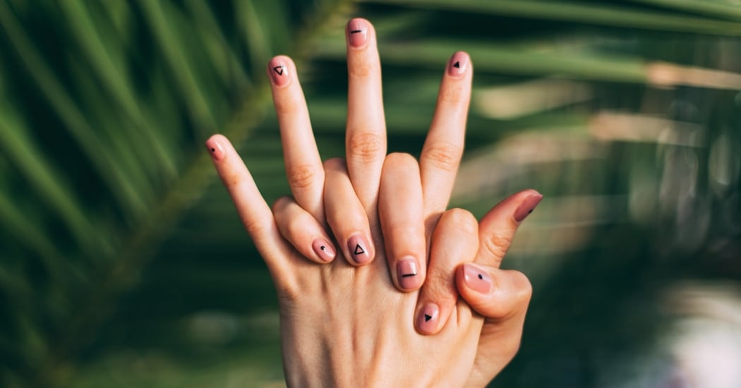 Faux ongles : quels avantages et inconvénients des ongles en gel, en capsule et en résine ?