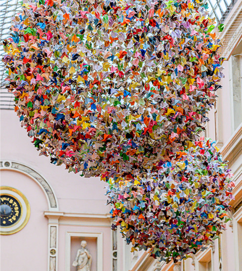 Des milliers d’origamis égayent à nouveau les Galeries Royales Saint-Hubert à Bruxelles