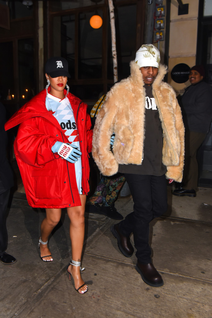 Rihanna look grossesse manteau rouge