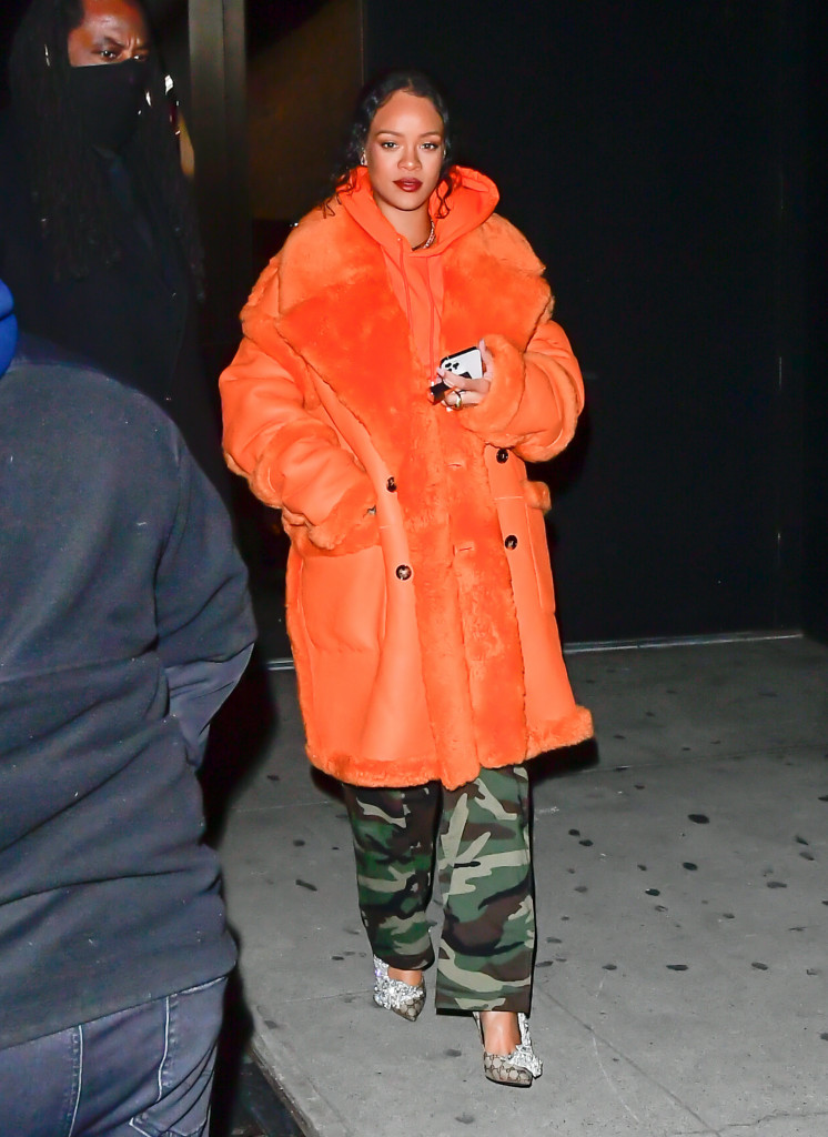 Rihanna look grossesse manteau orange