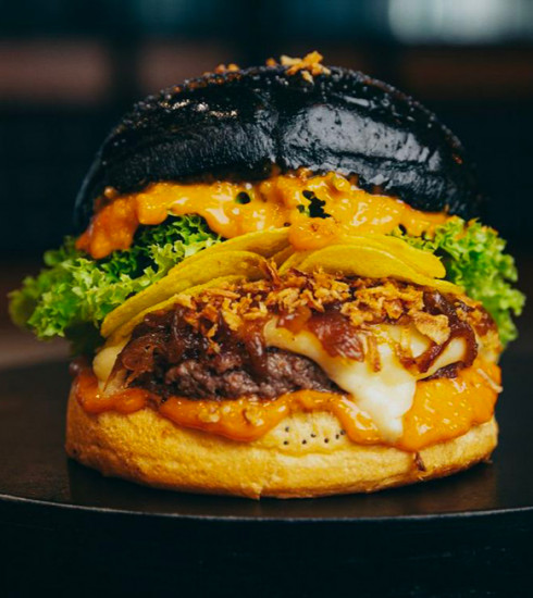 Le Top Chef Arnaud Delvenne signe un « Black and White Burger » 100% belge