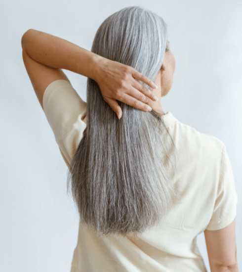 Le grey blending : le balayage pour apprivoiser ses cheveux blancs