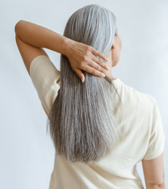 Le grey blending : le balayage pour apprivoiser ses cheveux blancs
