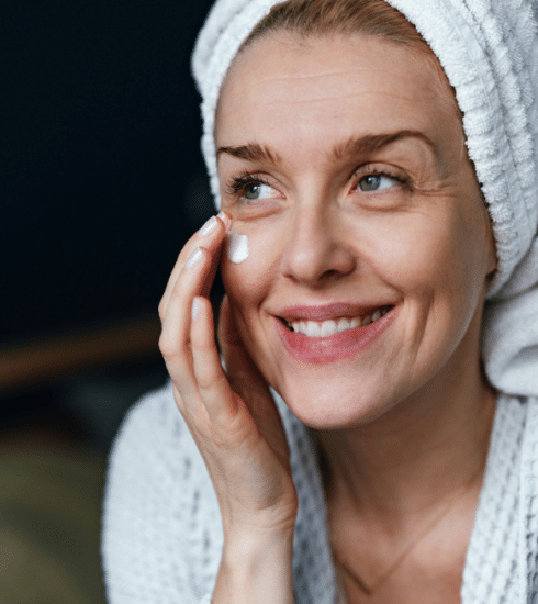 Ménopause : comment adapter sa routine de soin pour une peau lumineuse ?
