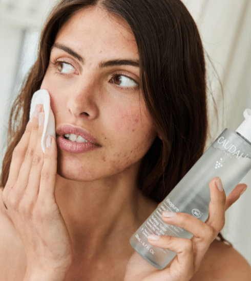 Comment démaquiller en douceur une peau sujette à l’acné ?