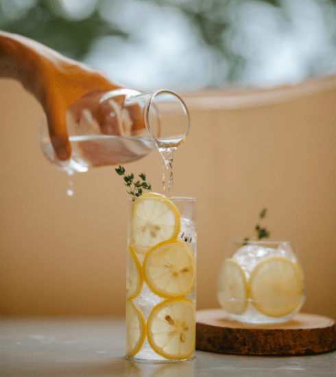 Boire de l’eau tiède et du citron le matin à jeun : bonne ou mauvaise idée ?