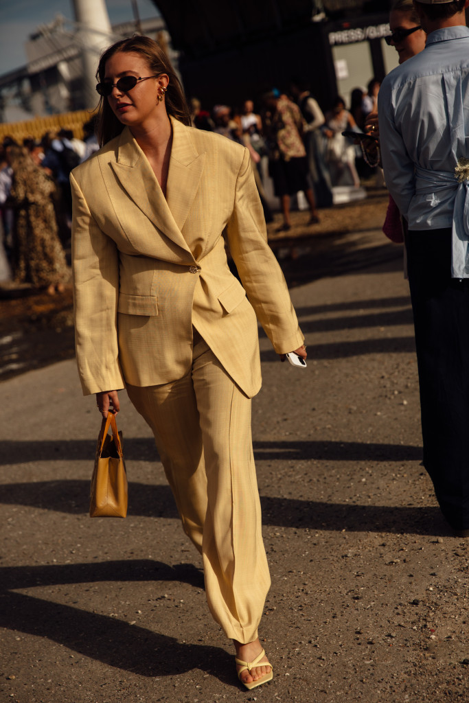 tailleur pantalon jaune