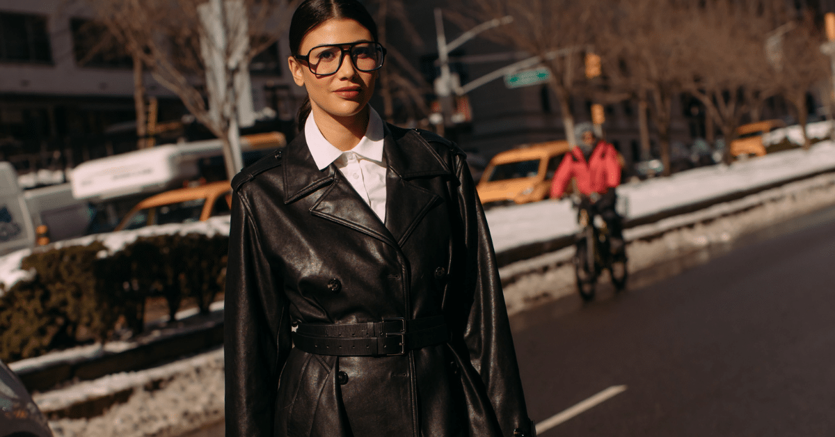 Le trench en cuir s’impose comme le nouveau classique