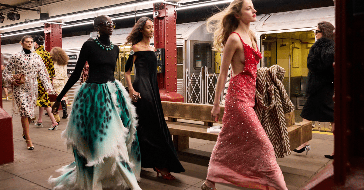 Matthieu Blazy transforme le métro new-yorkais en podium pour son premier défilé Chanel Métiers d’Art 2026