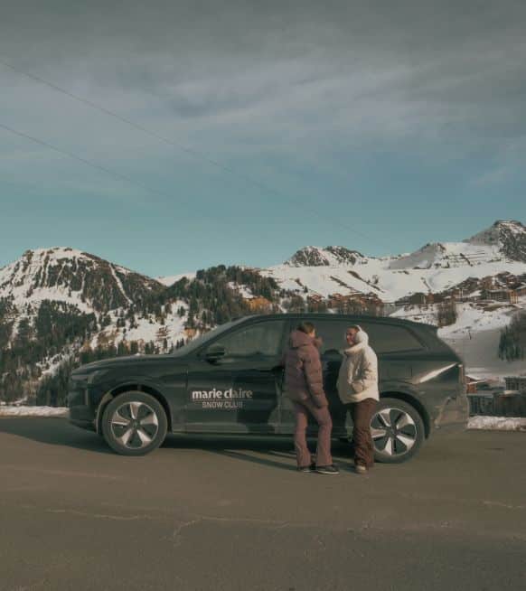 Volvo EX90 - Passagiers bij de wagen
