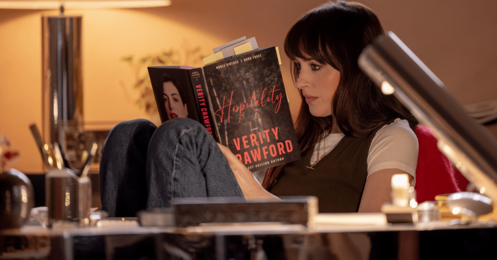 Anne Hathaway et Dakota Johnson réunies dans “Verity”, adapté du roman de Colleen Hoover
