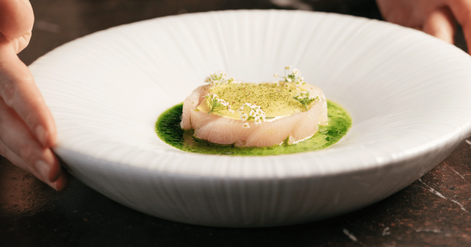 La recette du hamachi sashimi, concombre et wakame de La Villa Lorraine