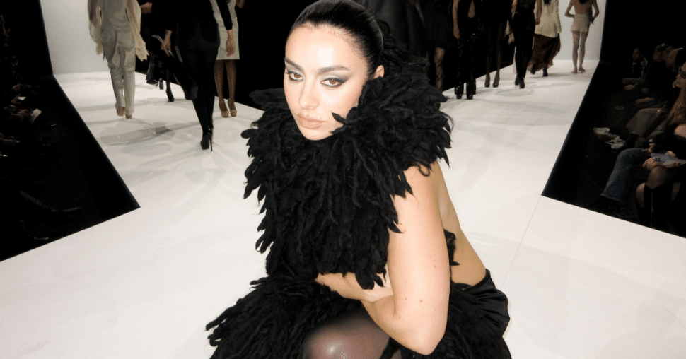 Avec “Music, Fashion, Film”, Charli xcx décrypte la célébrité et l’industrie pop