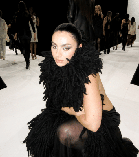 Avec “Music, Fashion, Film”, Charli xcx décrypte la célébrité et l’industrie pop