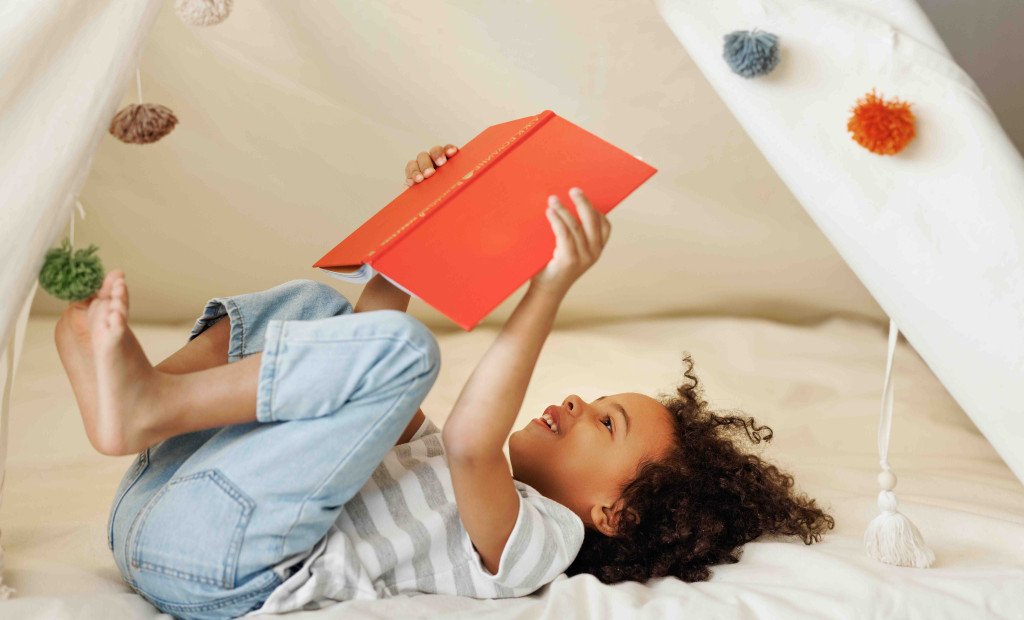 Enfant lisant un livre