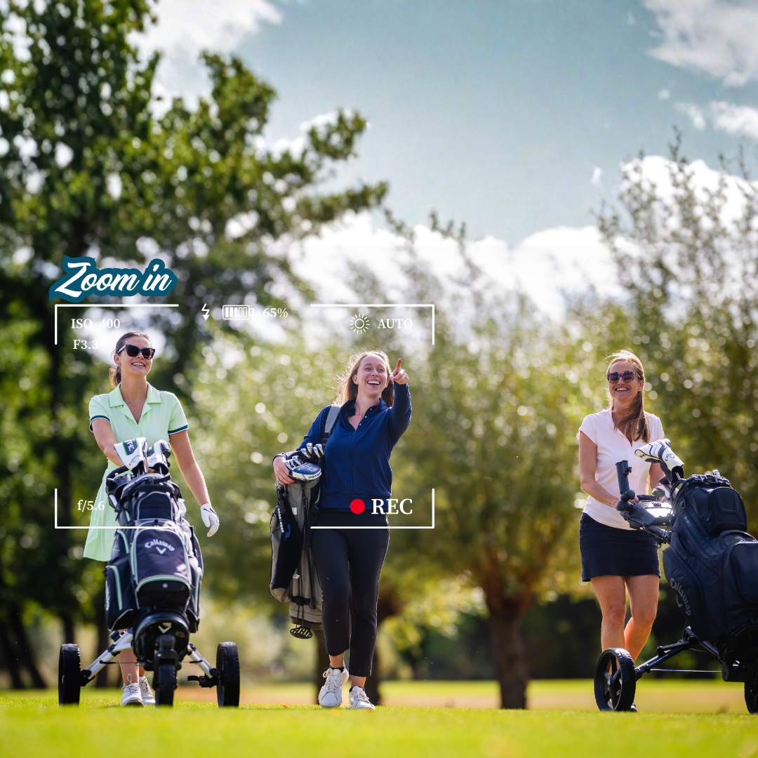 Vrouwen die lachen terwijl ze golfen