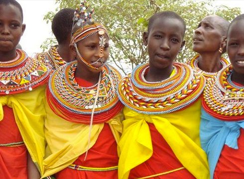 De vreselijke waarheid achter rode kralen bij Keniaanse meisjes