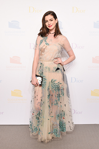 Actrice Anne Hathaway bij het 2016 Guggenheim International Gala Dinner.