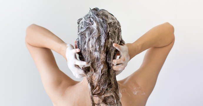 Haartip: Doe eens een schepje suiker bij je shampoo