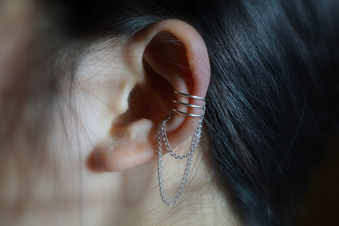 Ear cuff met drie ringetjes en ketting, via Etsy