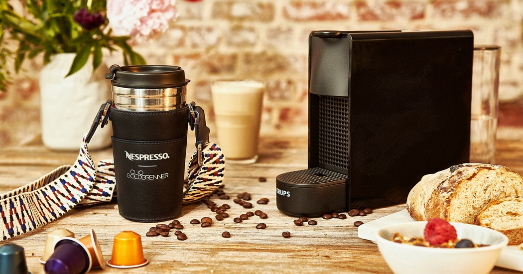 Drink de meest stylish koffie ever met de Nespresso x Clio Goldbrenner travel mug-houder