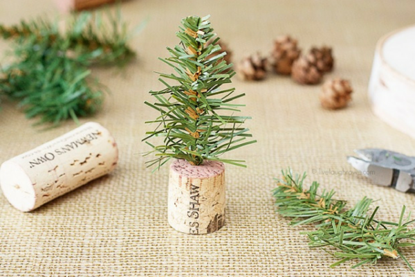 DIY 15 kerstdecoratieideeën om je tafel, vensterbank of boom op te