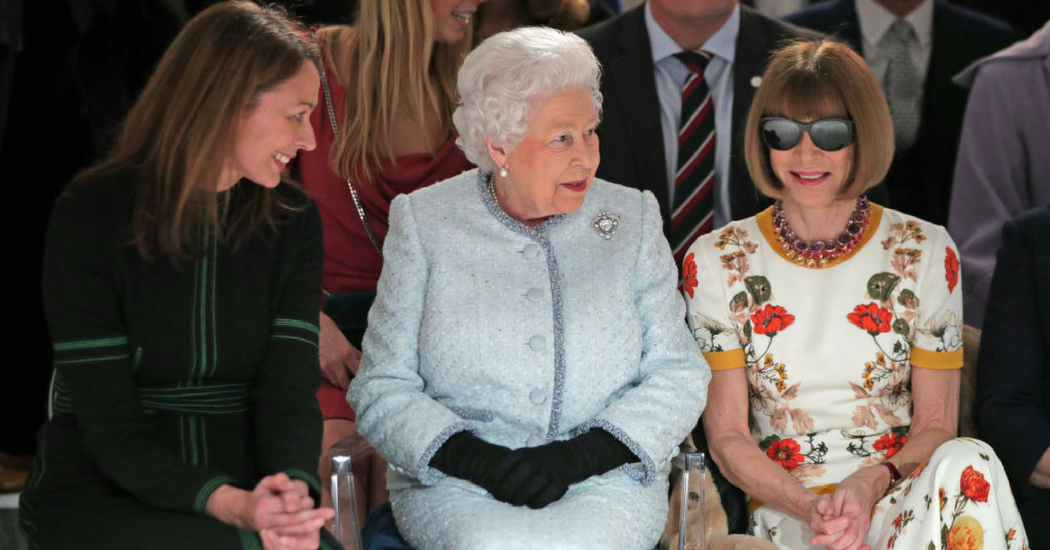 GESPOT: Koningin Elisabeth II op de eerste rij van London Fashion Week