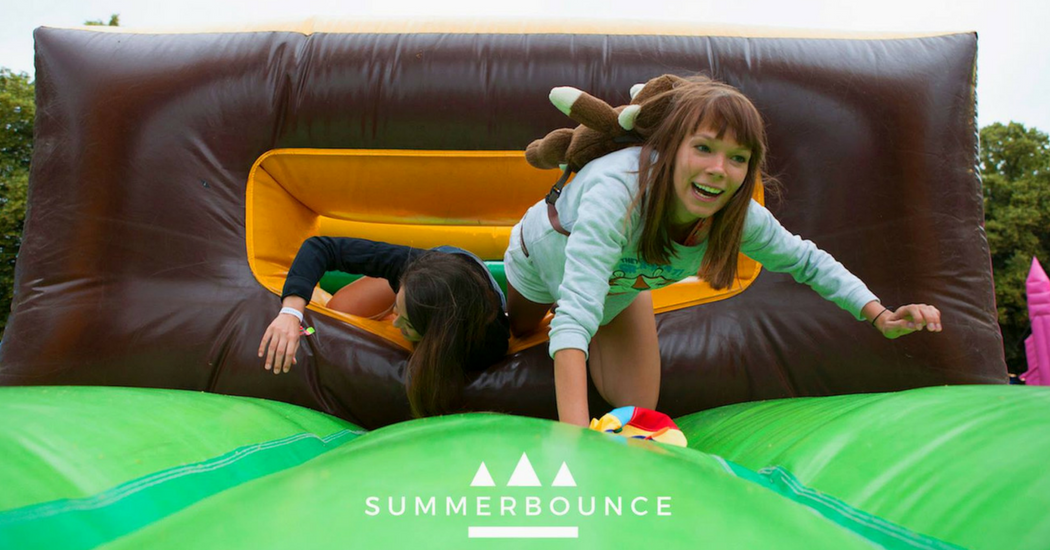 Summerbounce: het grootste springkastelenfestival voor volwassenen