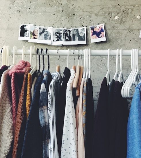 Deze 10 kledingstukken mogen niet ontbreken in je kleerkast