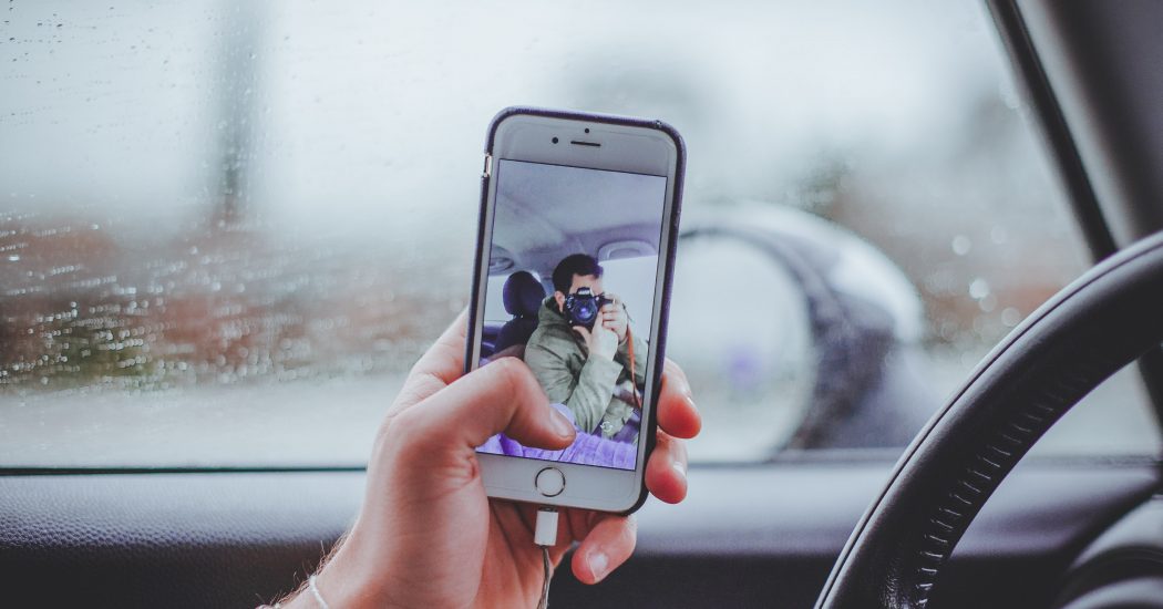Onderzoek: Vlamingen zijn bezorgd over smartphonegebruik in het verkeer