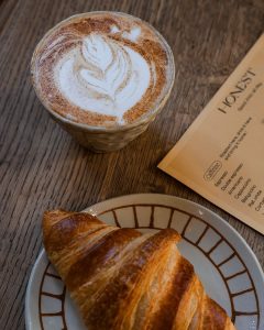 koffie en croissant