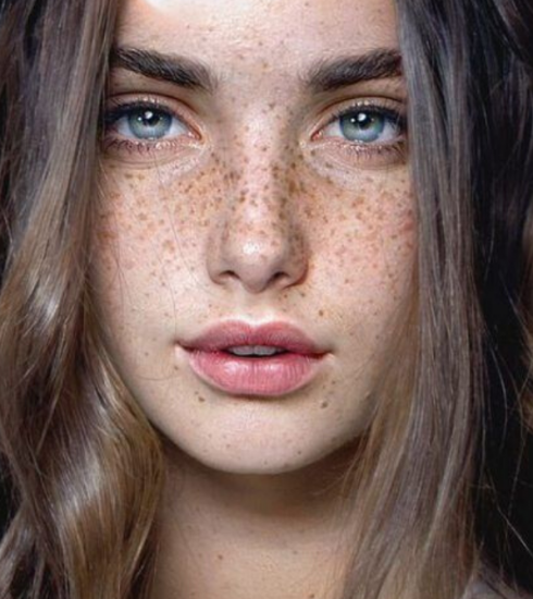 7 handige make-up tips die iedereen met sproeten wil weten