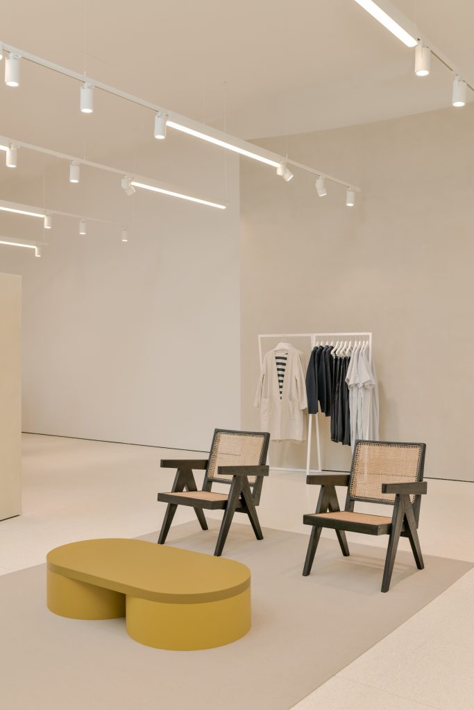 De nieuwe winkel van COS in Antwerpen brengt kunst en mode samen - 2