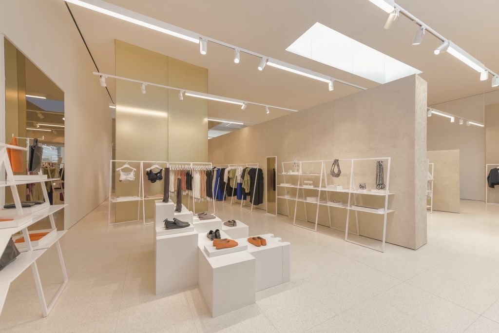 De nieuwe winkel van COS in Antwerpen brengt kunst en mode samen - 4