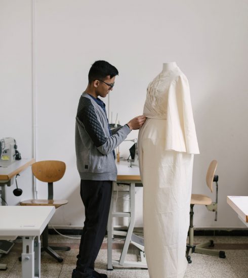 Hoe zien docenten aan modescholen en pas afgestudeerden de toekomst van de mode?
