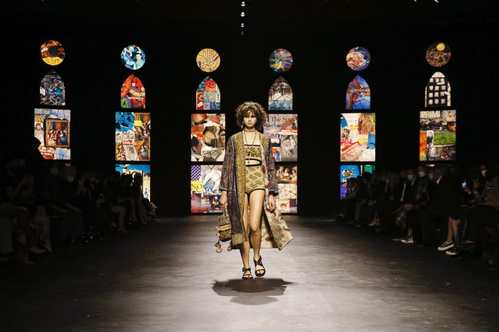 Dior brengt eerbetoon aan creatieve vrouwen op de catwalk - 2