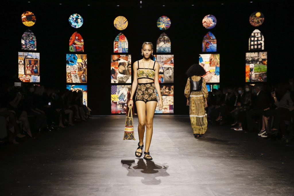 Dior brengt eerbetoon aan creatieve vrouwen op de catwalk - 9
