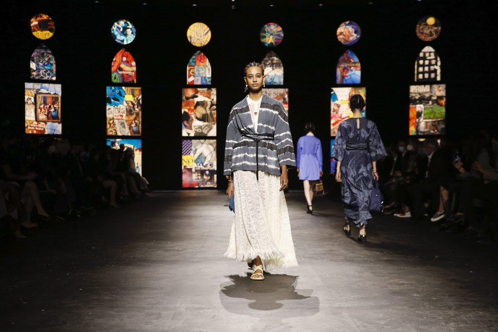Dior brengt eerbetoon aan creatieve vrouwen op de catwalk - 1
