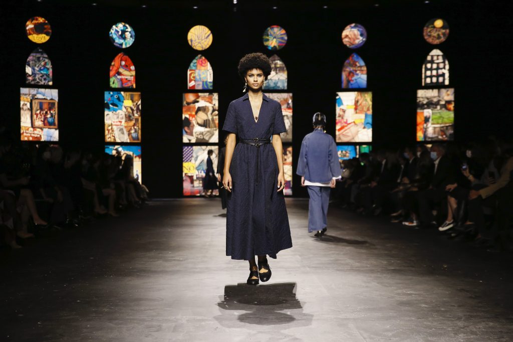 Dior brengt eerbetoon aan creatieve vrouwen op de catwalk - 6