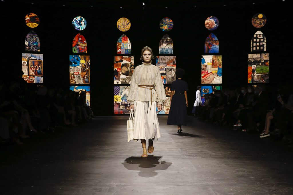 Dior brengt eerbetoon aan creatieve vrouwen op de catwalk - 5