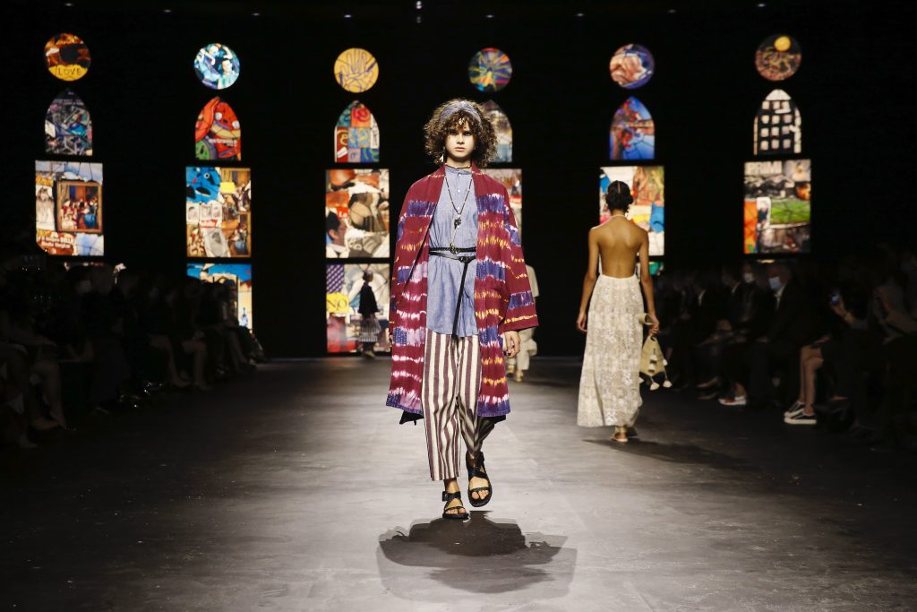 Dior brengt eerbetoon aan creatieve vrouwen op de catwalk - 4